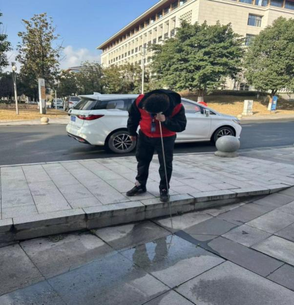 供水進(jìn)校園 服務(wù)暖人心 —投資公司支部、臨港支部聯(lián)合開(kāi)展“進(jìn)校辦實(shí)事”主題黨日活動(dòng)