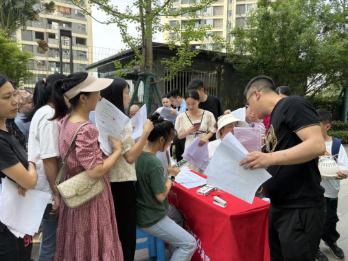 小區(qū)現(xiàn)場辦公解難題 助推供水服務(wù)“加速跑” —臨港公司開展“進(jìn)小區(qū)”五進(jìn)實(shí)踐活動(dòng)