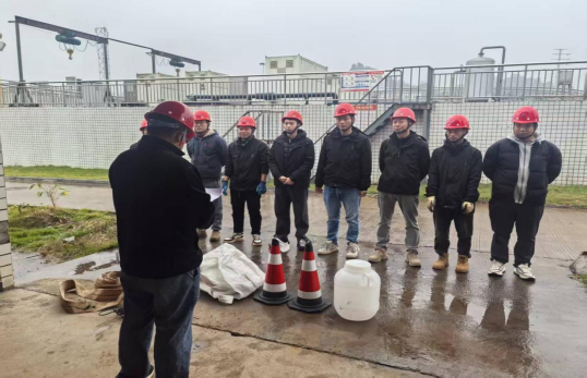 興文運(yùn)營項(xiàng)目部開展化學(xué)品泄漏應(yīng)急演練